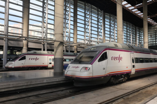 Archivo - Trenes AVE estacionados en un andén en la estación Madrid-Puerta de Atocha durante el viernes previo al primer fin de semana tras el estado de alarma, en Madrid (España), a 26 de junio de 2020.