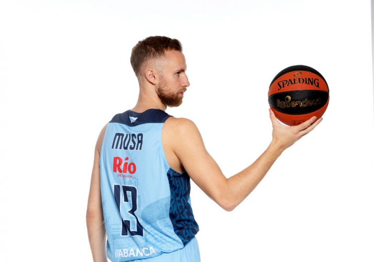 ​Dzanan Musa: poesía en la pista con la camiseta del Río Breogán