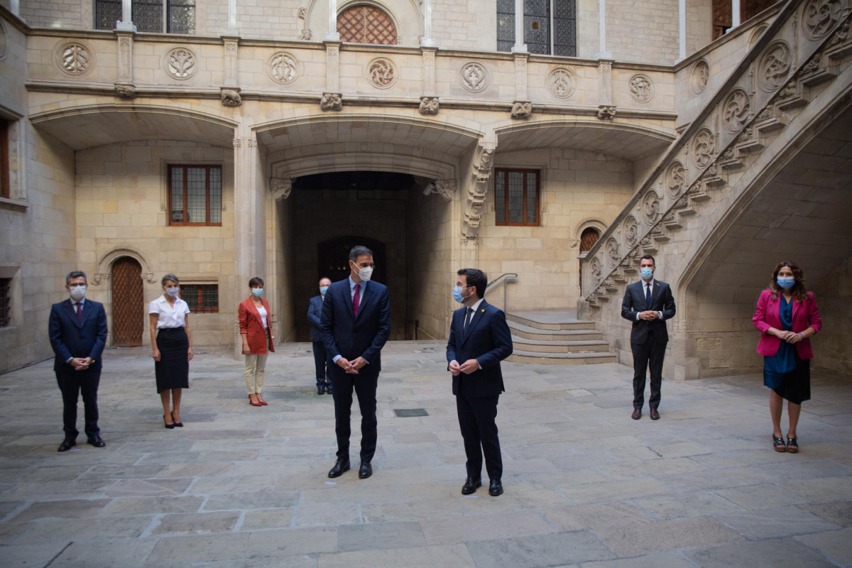 En la primera fila, el presidente del Gobierno, Pedro Sánchez (i) y el president de la Generalitat, Pere Aragonés (d), y en la segunda fila, de (i-d), el ministro de la Presidencia, Relaciones con las Cortes y Memoria Democrática, Félix Bolaños, la vicepr