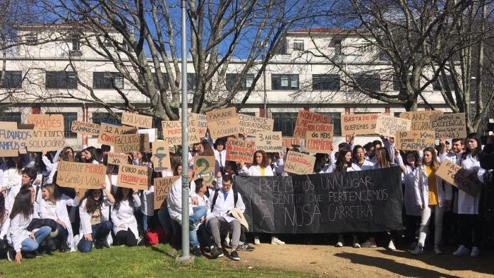 Seis años sin facultad propia y rebotando de clase en clase: los alumnos de Farmacia se plantan mañana contra la USC​