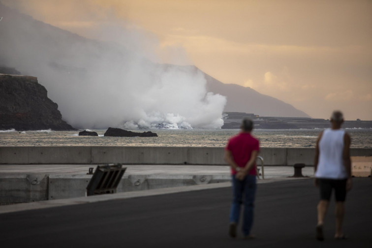 VÍDEOS: Así está cayendo al mar desde un acantilado la lava del volcán de Cumbre Vieja en La Palma