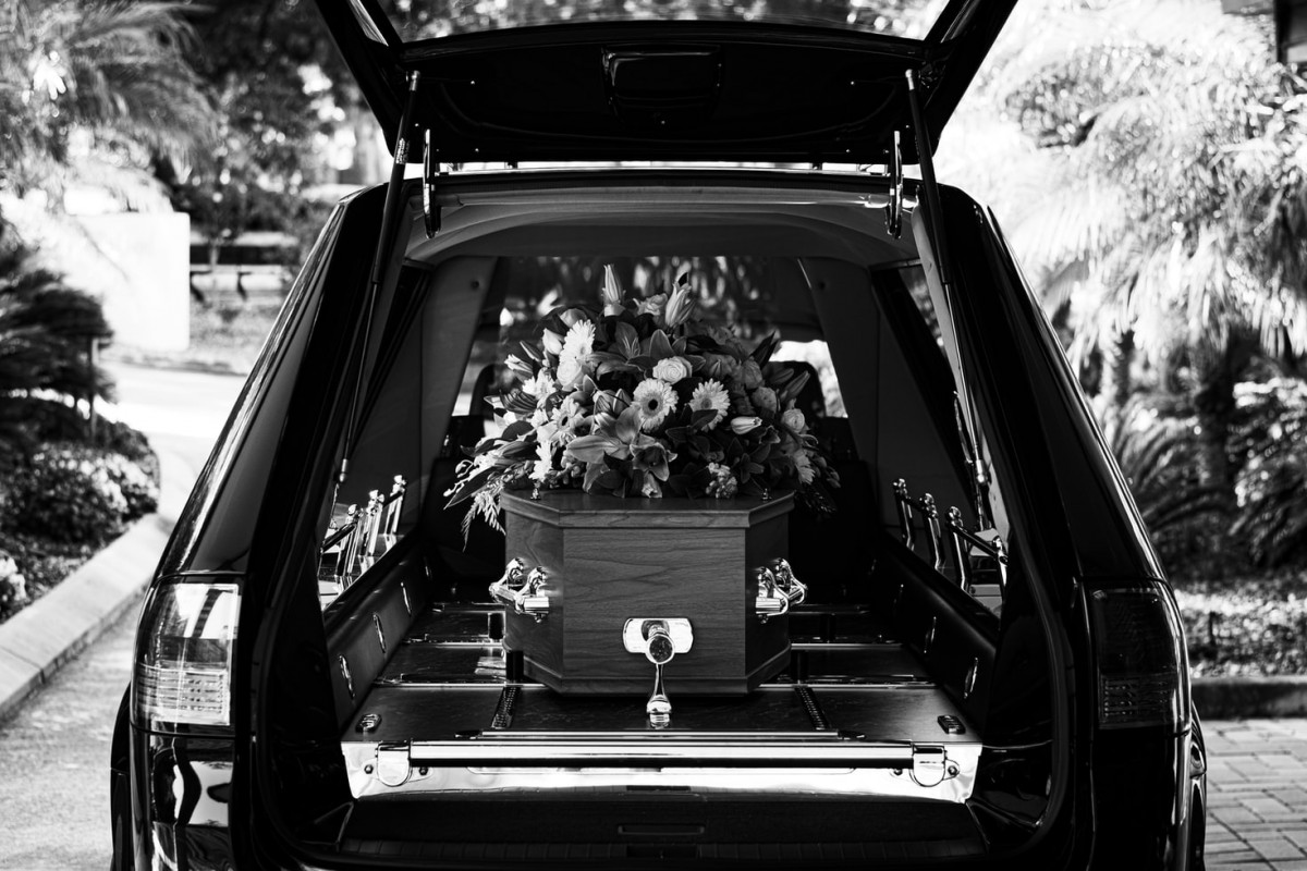 Coche fúnebre de una funeraria