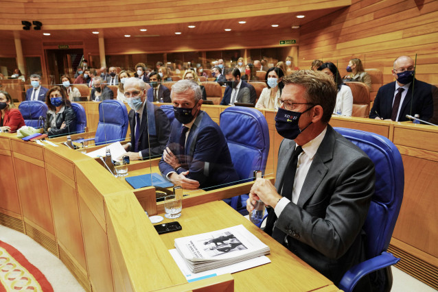 El presidente de la Xunta de Galicia, Alberto Núñez Feijóo (1d); el vicepresidente primero, Alfonso Rueda (2d), y el vicepresidente segundo, Francisco Conde (3d), durante el debate del Estado de la Autonomía de Galicia