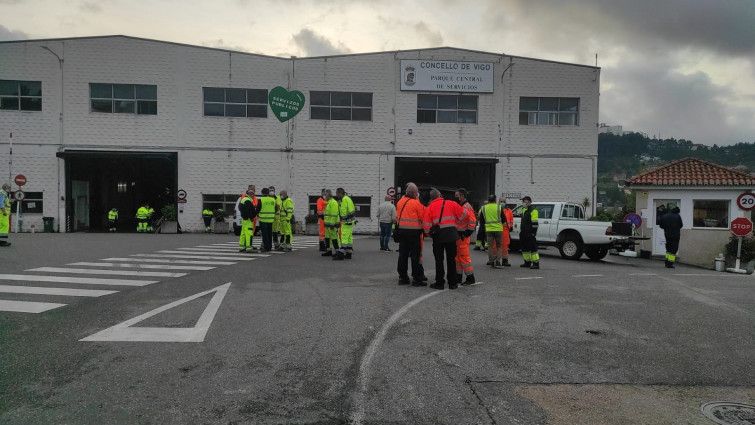 Un camión del Ayuntamiento sin frenos en Vigo provoca un accidente y las protestas del personal