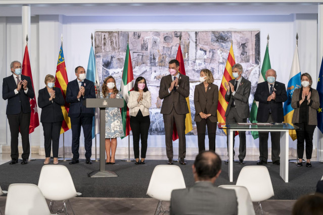 (I-D) Foto de familia del consejero de Sanidad de la Comunidad de Madrid, Enrique Ruiz Escudero; la consellera de Sanidad de la Comunidad valenciana, Ana Barceló; el consejero de Sanidad de la Xunta de Galicia, Julio García Comesaña; la consejera de Salud