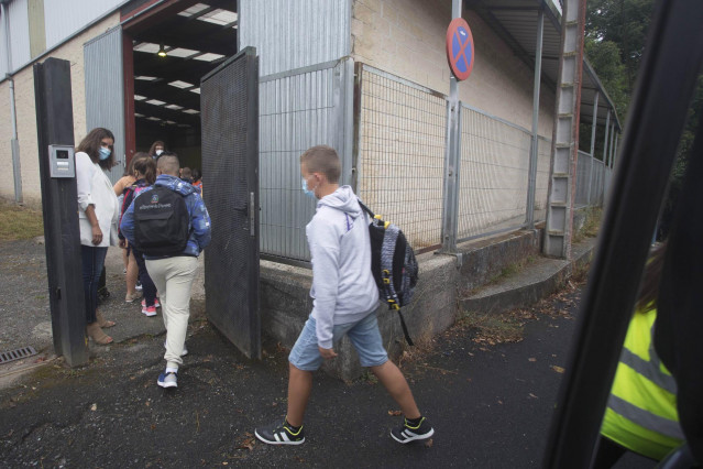 Archivo - Varios niños y niñas entran al CEIP Manuel Mallo de Nadela, durante el primer día del curso escolar 2021-2022 .