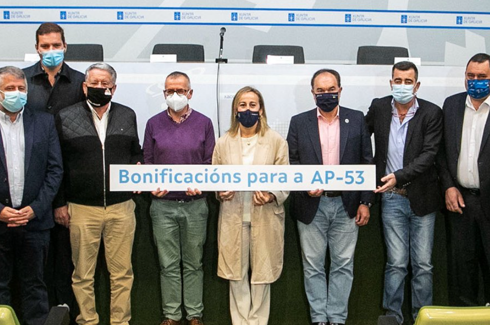 La conselleira Vázquez con alcaldes en la reunión para rebajar el precio de la AP-53