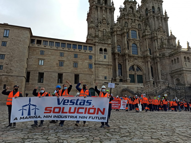 Los trabajadores de Vestas marchan por la capital gallega para exigir una solución en la planta de Viveiro