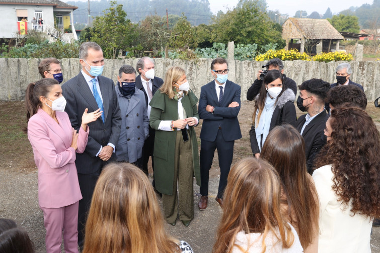 Felipe VI y Letizia aprenden a hacer filloas en Tui con los niños de la Escuela del Año CRA Mestra Clara Torre