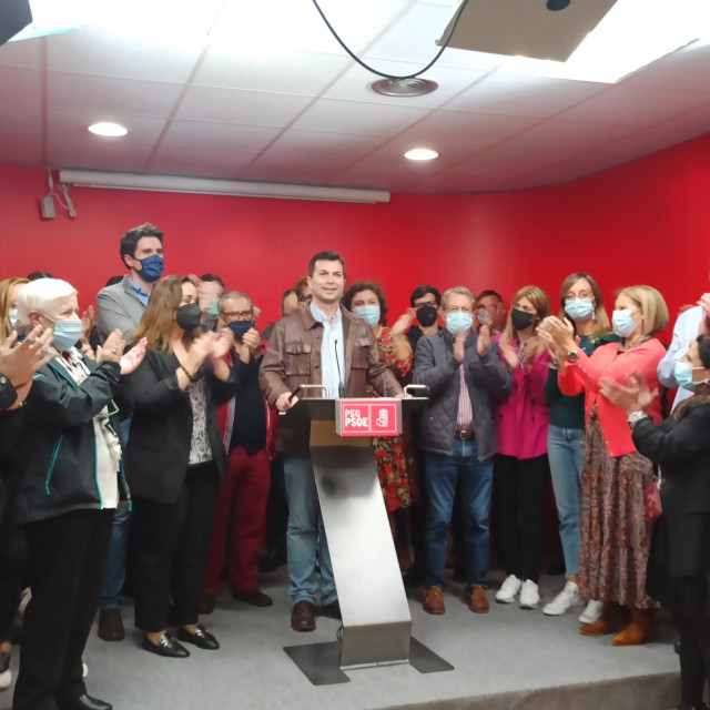 El que era secretario xeral del PSdeG, Gonzalo Caballero, arropado de colaboradores en la sede del PSdeG