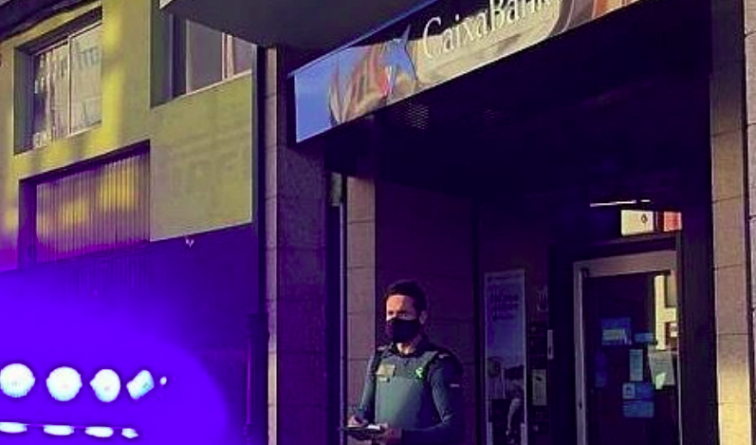 Atracó una sucursal de LaCaixa en Carral y fue detenido unas horas después, relata la Guardia Civil