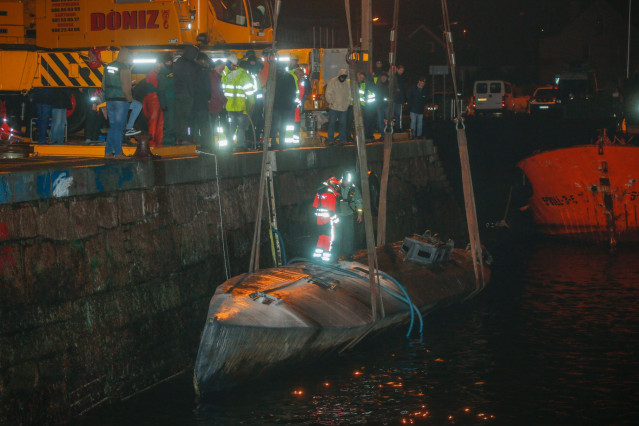 Archivo - Agentes de la Policía y de la Guardia Civil subidos en el narcosubmarino hundido  la entrada de la ría de Aldán, en Cangas (Pontevedra)