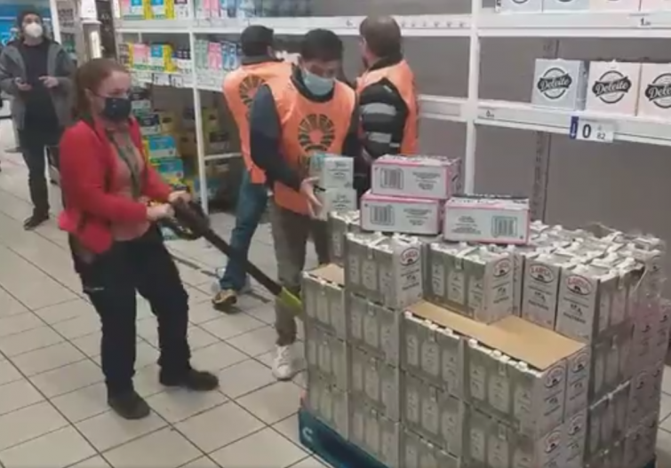 Ganaderos sacan leches de Capsa (Larsa, Central Lechera Asturiana) y Lactalis (Puleva) de supermercados por el precio