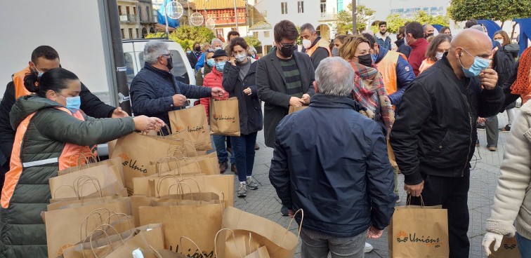 Pollo gratis en Pontevedra para denunciar que las granjas de pollo, como las de leche, se ahogan