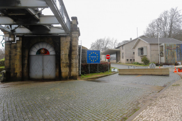 Archivo - Entrada a Portugal por la frontera del Puente Internacional Tui-Valença.