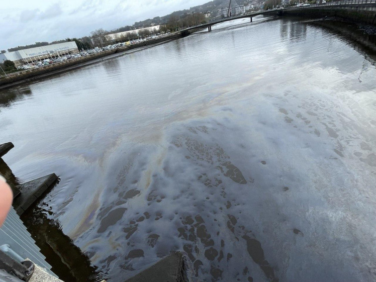 Vertido de gasóleo en el río Lérez,  a la altura de la Praza de Abastos de Pontevedra