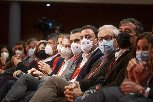 La alcaldesa de A Coruña, Inés Rey, junto al presidente del Gobierno, Pedro Sánchez, y el secretario xeral del PSdeG, Valentín González Formoso, y otros miembros del partido