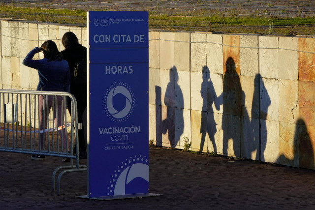 Varios niños acuden a recibir la vacuna contra el Covid-19, en la Cidade da Cultura, a 15 de diciembre de 2021, en Santiago de Compostela, A Coruña, Galicia (España).