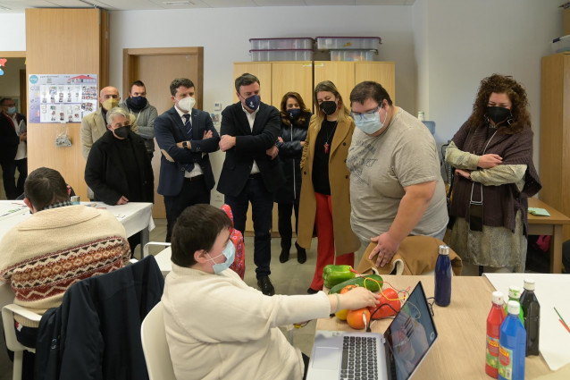 El presidente de la Diputación de A Coruña, Valentín González Formoso, visita las instalaciones de AMICOS