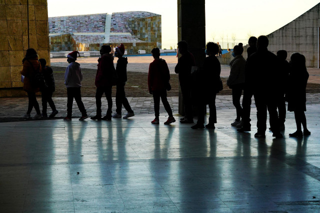 Un grupo de niños acude a recibir la vacuna contra el Covid-19, en la Cidade da Cultura, a 15 de diciembre de 2021, en Santiago de Compostela, A Coruña, Galicia (España). Hoy comienza en toda España la vacunación contra el Covid-19 para niños de entre 5 y