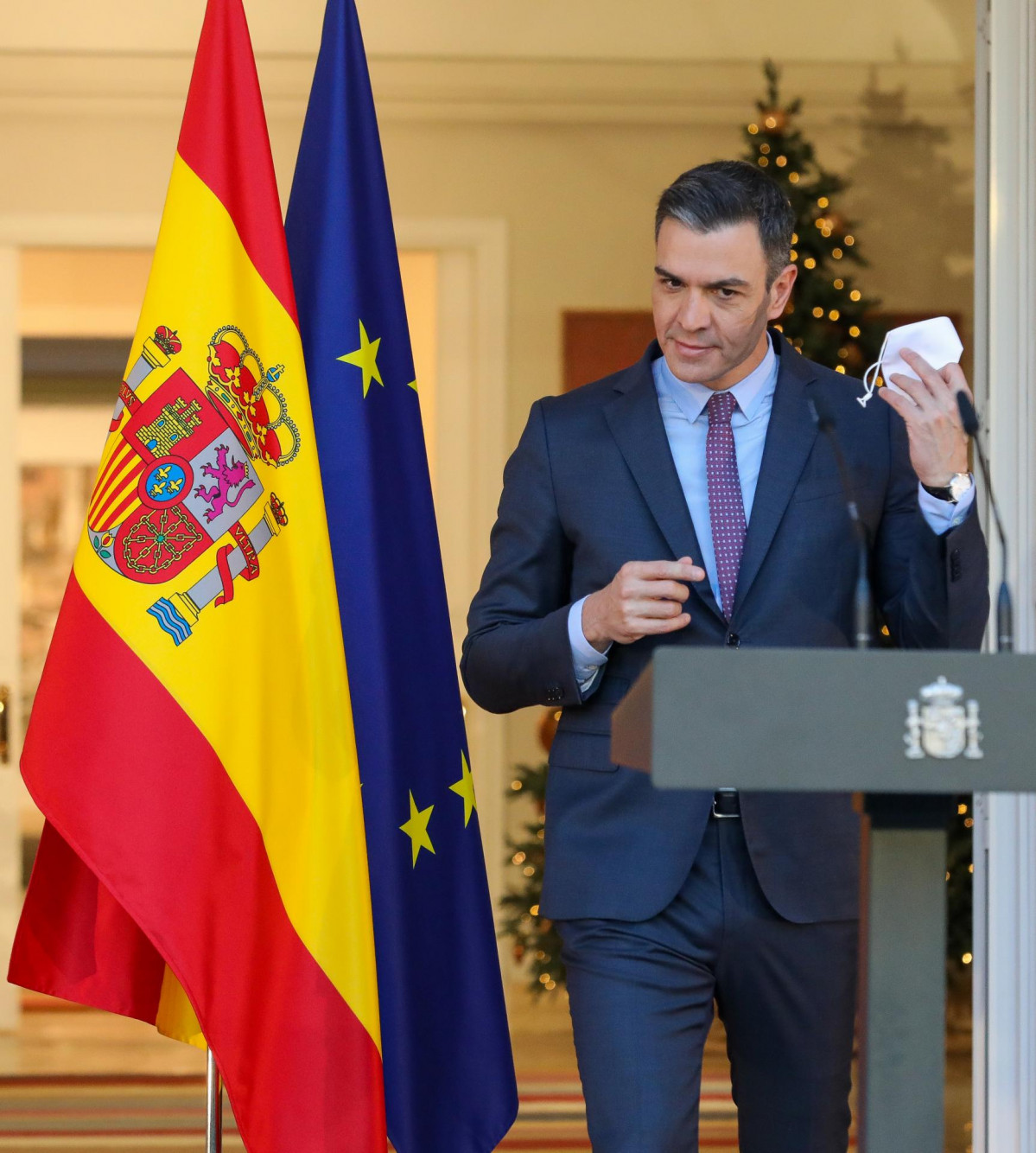 El presidente del Gobierno, Pedro Sánchez, a su llegada a una declaración institucional, en el Palacio de la Moncloa este viernes 17 de diciembre