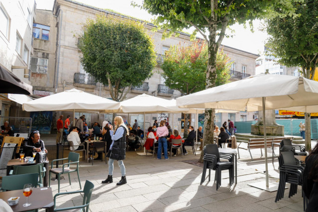 Archivo - Grupos de comensales sentados en una terraza de un establecimiento