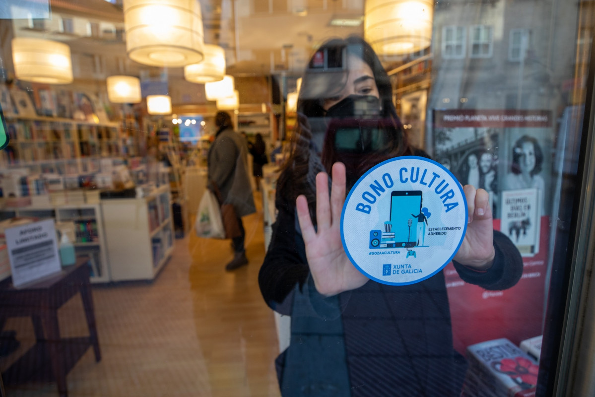 Archivo - Cartel del Bono Cultura de la Xunta, en una librería de Santiago de Compostela.