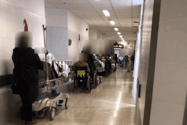 Más de 50 enfermos en el pasillo de urgencias del hospital de Santiago, 6 graves, denuncian médicos