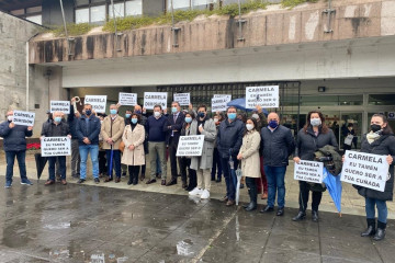 Diputados provinciales del PP concentrados ante el Ayuntamiento de Vigo, coincidiendo con la celebración del pleno extraordinario sobre la sentencia que condena a un funcionario por el 'enchufe' de l