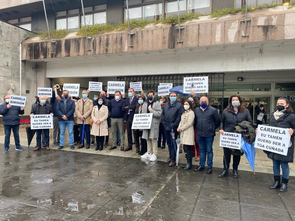 Diputados provinciales del PP concentrados ante el Ayuntamiento de Vigo, coincidiendo con la celebración del pleno extraordinario sobre la sentencia que condena a un funcionario por el 'enchufe' de l