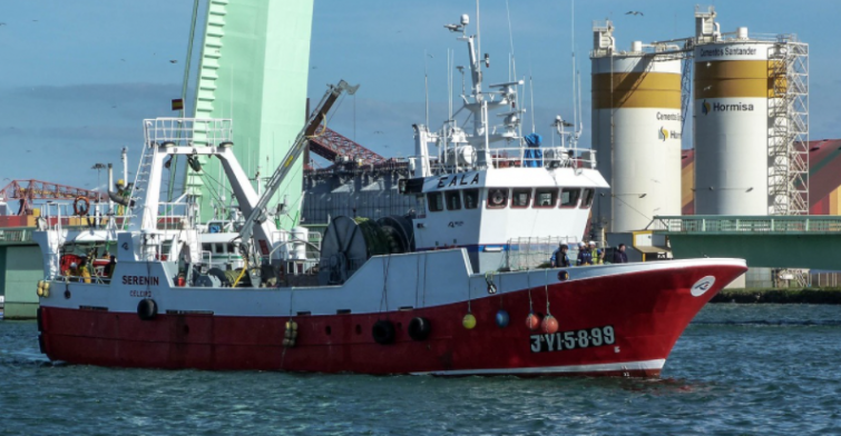 Naufragio de un pesquero gallego en la boca del puerto de Avilés se salda con 8 marineros rescatados en lancha