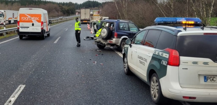 Accidente múltiple: Tres camiones y dos coches chocan en la autopista A-6 a la altura de Baralla