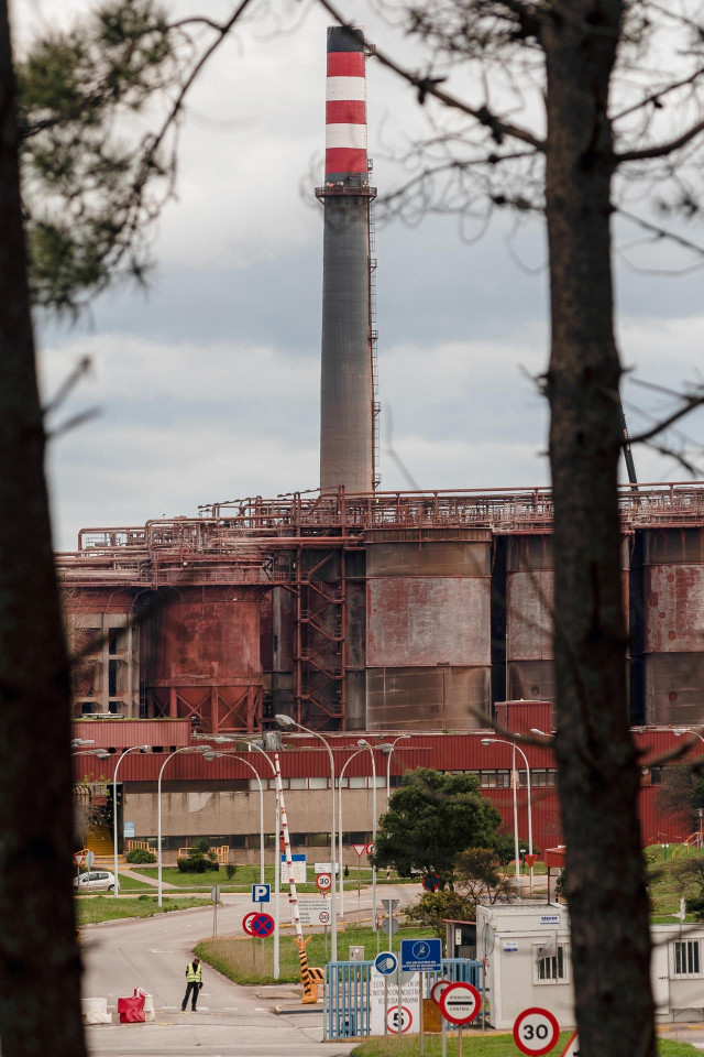 Un vigilante de seguridad en la entrada de la fábrica de Alcoa en San Cibrao, un día después de que los trabajadores alcanzaran un acuerdo con la empresa, a 29 de diciembre de 2021, en San Cibrao, Cervo, Lugo, Galicia (España). Los trabajadores de Alcoa e