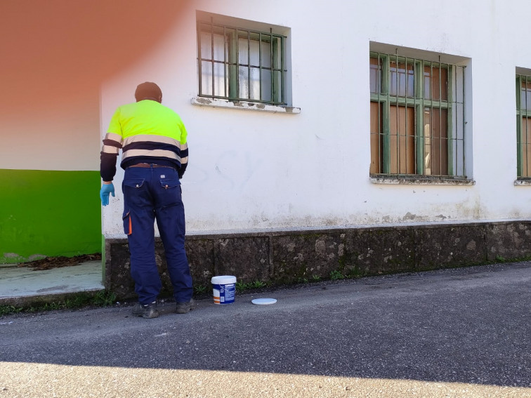 Denuncian ante la Guardia Civil la aparición de varias pintadas machistas en un centro escolar de A Lama