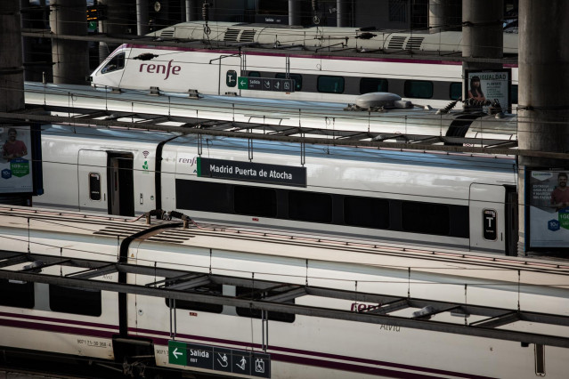 Archivo - Trenes de la estación de Atocha