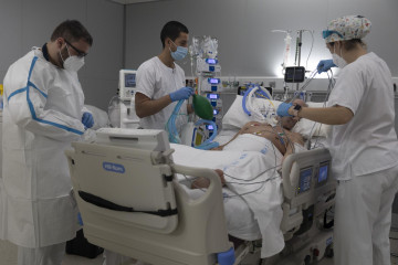 Varios sanitarios alrededor de un paciente ingresado en la UCI del Hospital Enfermera Isabel Zendal, a 13 de enero de 2022