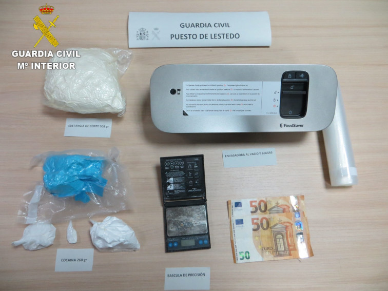 La Guardia Civil detiene a un vecino de Vedra que escondía 206 gramos de cocaína en la entrepierna ​