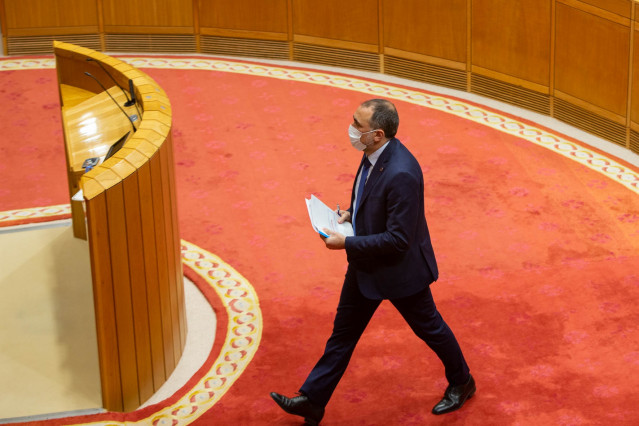 El titular de la Consellería de Sanidade, Julio García Comesaña, comparece en el Parlamento