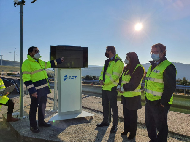 Tráfico presenta un sistema de balizamiento pionero en Europa para conducir de forma más segura con niebla