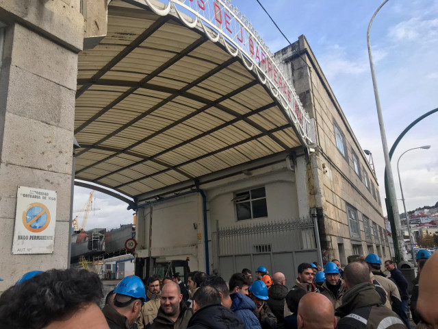 Archivo - Trabajadores a las puertas del astillero vigués Hijos de J. Barreras.