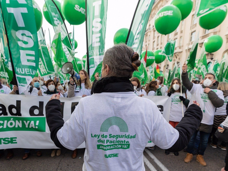 Hacen falta 15.000 enfermeros más para descongestionar la sanidad pública, calcula SATSE