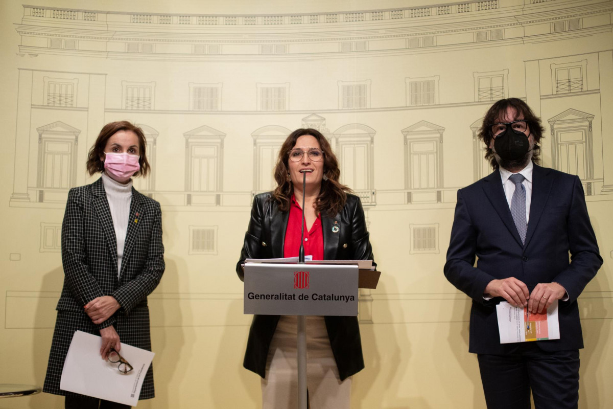 La consellera de la Presidencia, Laura Vilagrà (c), presenta en una rueda de prensa el proyecto de la candidatura de los Juegos Olímpicos de Invierno Pirineos Barcelona 2030, en el Palau de la Generalitat, a 21 de enero de 2022, en Barcelona, Cataluña (Es