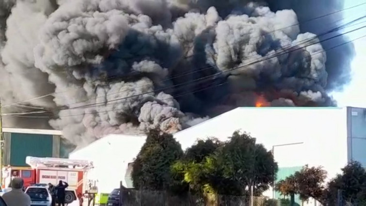 Espectacular incendio en una nave de aceites usados en Santa Comba deja una columna de humo de varios metros ​