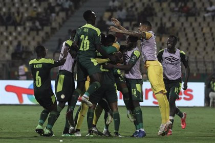 (VÍDEO) Senegal conquista la Copa de África y el titulo lo celebran...¡hasta en Fisterra!