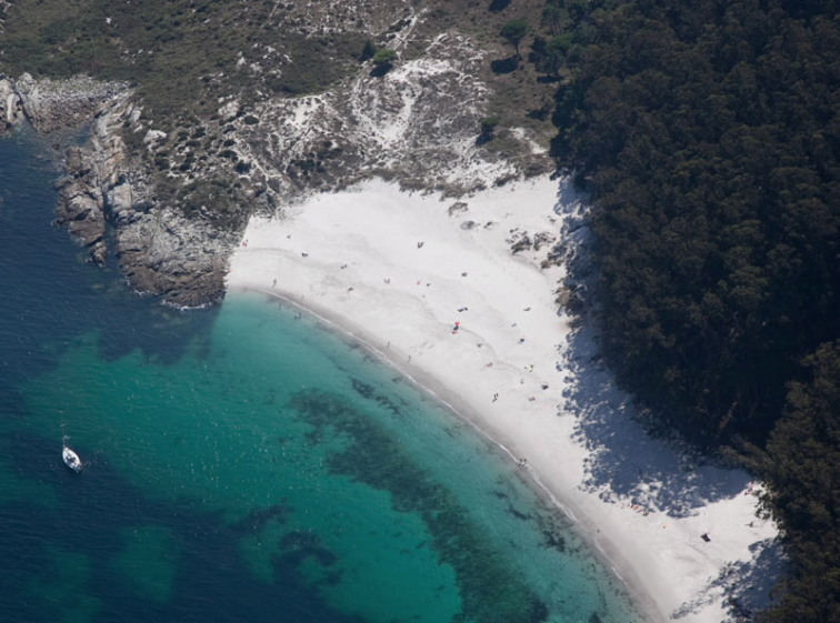 La playa nudista de Figueiras desbanca a la de Rodas como el mejor arenal de las Cíes para The Times​