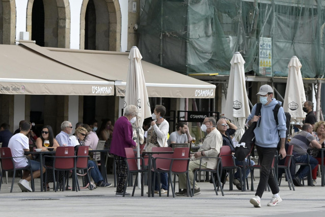 Archivo - Varias personas en la terraza de un bar, a 18 de septiembre de 2021, en A Coruña, Galicia (España).