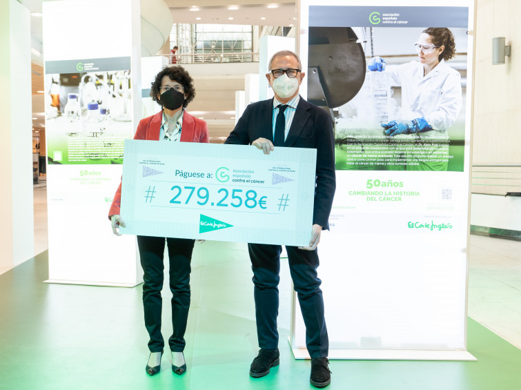 El Corte Inglés entrega casi 300.000 euros para investigar terapias personalizadas contra el cáncer