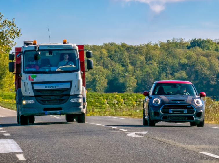 ¿Es seguro eliminar el margen de 20 km/h para adelantar? Expertos advierten que sería más peligroso