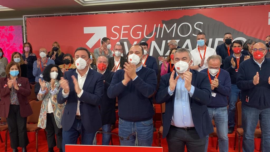 El secretario xeral del PSdeG, Valentín González Formoso; el alcalde de Pontedeume y secretario provincial del PSOE coruñés, Bernardo Fernádez, y el secretario de Organización del PSOE, Santos C