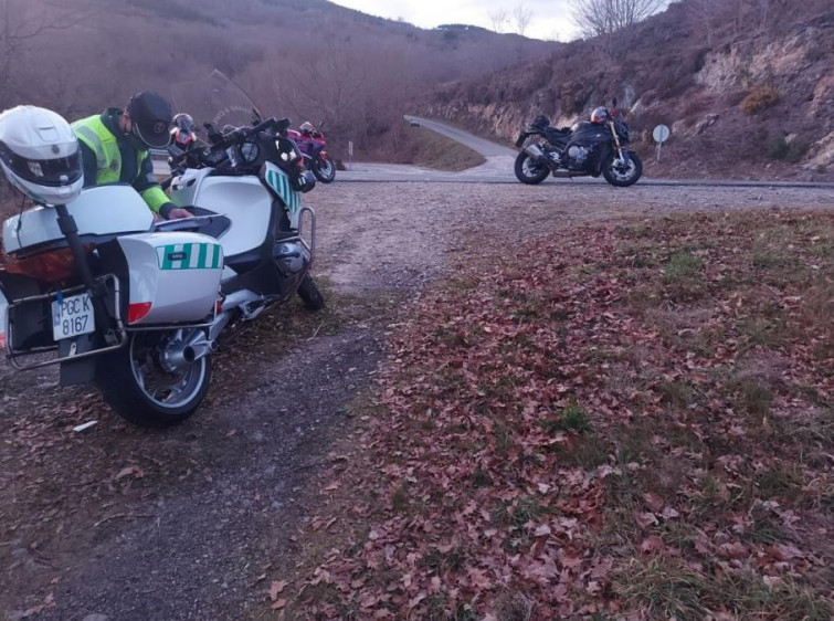 La Guardia Civil intercepta a dos jóvenes moteros que circulaban a 159 y 169 km/h en un tramo de 70 en Bande